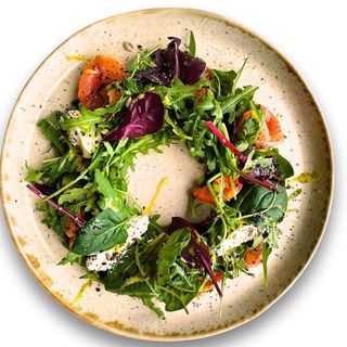 Зелений салат з лососем 