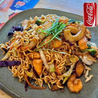 Yakisoba de Mariscos + refresco lata de 330ml