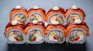 Роял-рол з лососем та вугрем