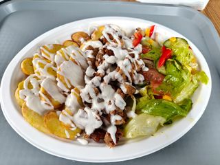 Kebab na talerzu białkowy granat