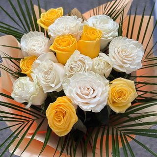 Buchet format din 15 trandafiri naturali, alb si galben, verdeata