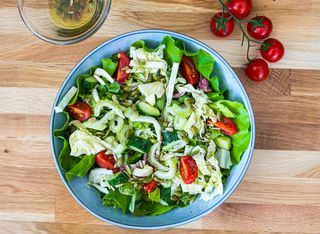 Salată vegană cu dressing de dovleac