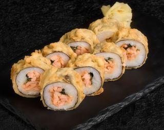 Гарячий рол з лососем і базиліком (240г)