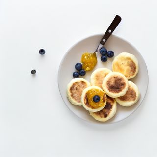 Сирнички з ягідним варенням  та сметаною (300г)