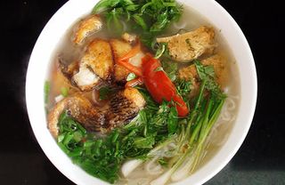 Pho z rybą grillowaną