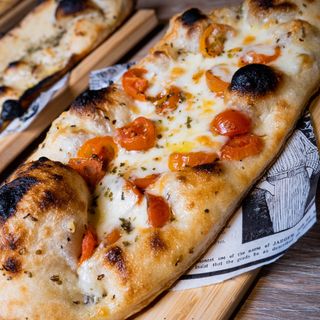 Pan con ajo con tomate cheery y queso