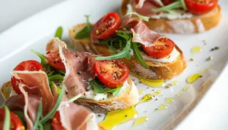 Bruschete cu prosciutto crudo