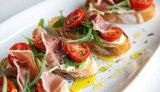 Bruschete cu prosciutto crudo