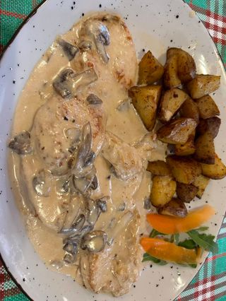 Piletina u sosu od gljiva / gorgonzole sa krompirom