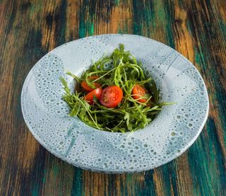 Salată verde cu rucola și roșii cherry