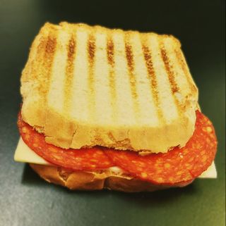 Sándwich Chorizo con queso