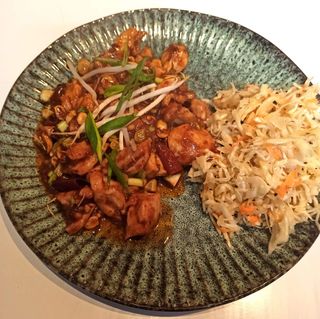 Kurczak Gong Bao z orzeszkami ziemnymi