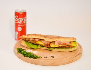 Obrok šiš kobasica i Coca-Cola 0.33l