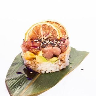 Tartar de atún y aguacate (1 pza.)