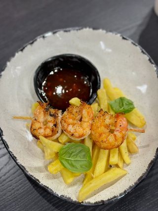 Шашличок з креветкою і картоплею фрі