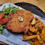 Виенски шницел с масло, поднесен с пикантни картофи