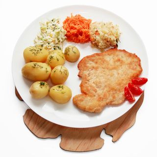 Złocisty kotlet drobiowy, ziemniaki i surówki
