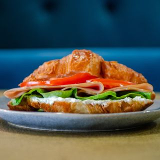 Croissant cu sunculita de pui