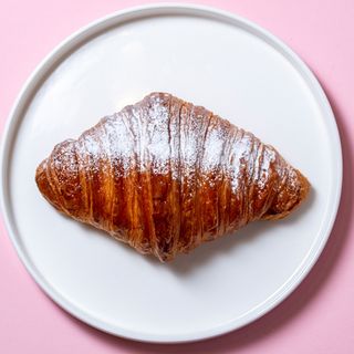 კრუასანი თეთრი კრემით