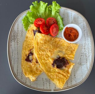 Omlet sa suhim mesom