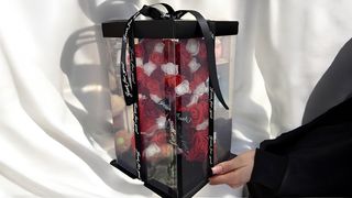 Biało-czerwony miś z róż