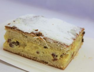 Placinta cu branza proaspata si stafide 150g