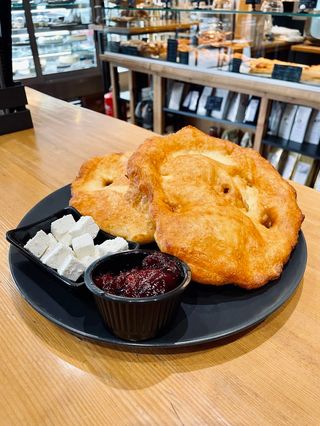 Мекици с домашно сладко и сирене