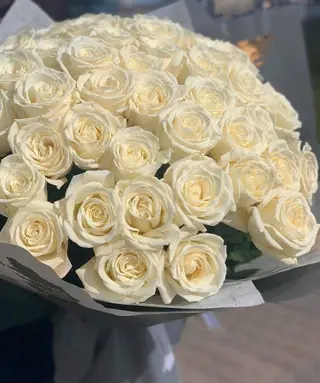 თეთრი ვარდების თაიგული