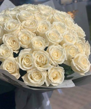 თეთრი ვარდების თაიგული