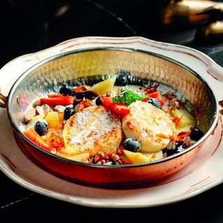 Сирники з сезонними фруктами в цитрусовому соусі 