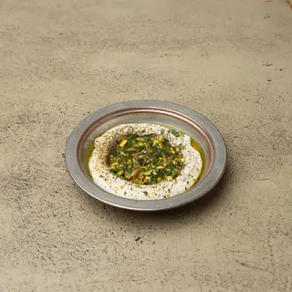 Labneh, menta y pistacho