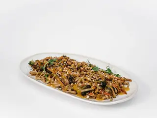 Пшенична  локшина з куркою теріякі та пюре манго (300г)