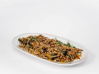 Пшенична  локшина з куркою теріякі та пюре манго (300г)