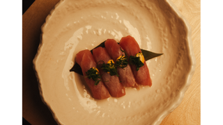 Nigiri tuńczyk tataki