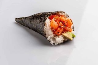 Temaki salmon spicy