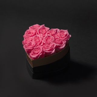 Caja corazón con rosas eternas rosas ( 12aprx )
