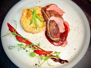 Смажена качка з картопляним гратеном (330g)