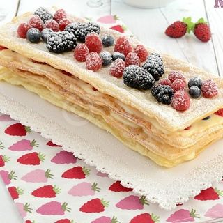 Millefoglie con crema pasticcera e frutti di bosco