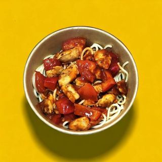 Спагетті з куркою та томатами (300г)