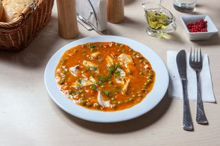 Mancare de mazare cu carne din piept de pui