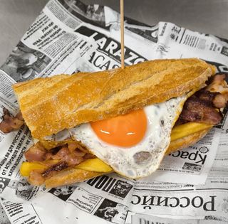 Bacon con patatas y huevo frito