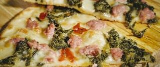 Pizza piatto friarielli napoletani e salsiccia