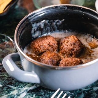 Polpette di manzo con fonduta al tartufo