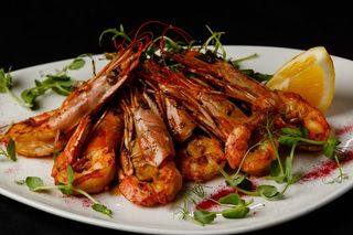 Creveți la plită cu unt şi usturoi