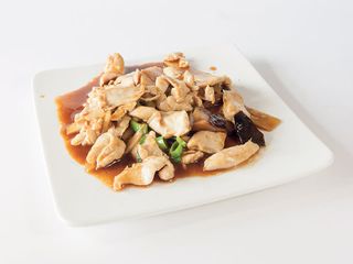 104. Pollo con funghi e bambù