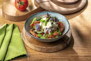 სულგუნის და პომიდვრის სალათი მწვანე აჯიკით