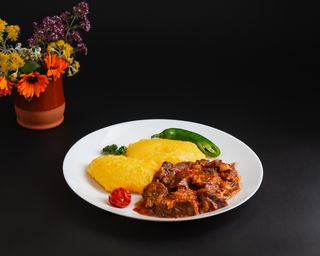 Tocăniță de văcuță și mămăligă