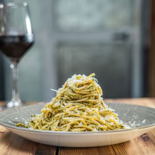 Pasta with pesto, & parmesan cheese / Pasta de pesto y parmesano