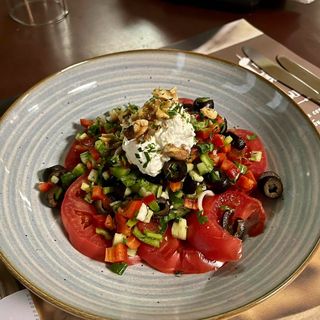 Салата с домати , маслини и катък ( 300 гр.)