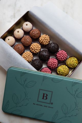 Caixa de 18 Brigadeiros na Lata